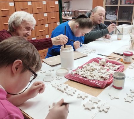 Warsztaty ceramiczne i krawieckie w ramach projektu „Kolorowe jarmarki”